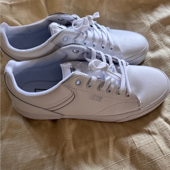 Women’s Vans Seldan low top sneaker. - Picture 3 of 5